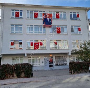 Keçioren Şenlik Mahallesinde Ürgüp Sok Satılık 3+1 3,kat Kombili Bakımlı Daire