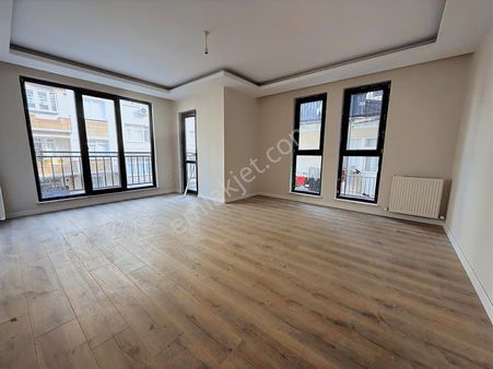 Tramvaya Yakın Sıfır Binada 1. Katında Bulunan 2+1 Odalı Daire