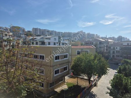 Kuşadası Marina'da Merkezi Lokasyonda 3+1 Büyük Ara Kat Daire