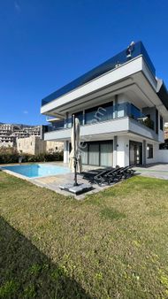 Deniz Manzaralı Eşyalı Satılık Villa