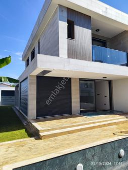 Karaova'da Müstakil Özel Havuzlu 4+1 Satılık Villa