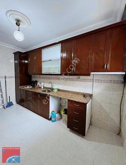 Ümraniye Tepe Üstü'nde Çok Geniş Merkezi Konumda 3+1 Kiralık