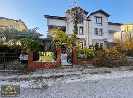 Sıla Gayrimenkulden Koyunbaba Mah.de 270m2.triblex Bahçeli Villa