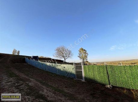 Göl Manzaralı Etrafı Çevrili Tarla