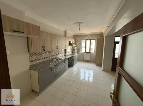 Özer Gayrimenkulden Fahri Kayahan Cadde Üzeri Kiralık 4+1 Daire