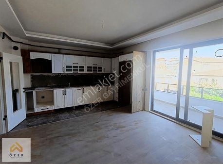 Özer Gayrimenkulden Sıfır Kiralık Cadde Üzeri 2+1 Daire
