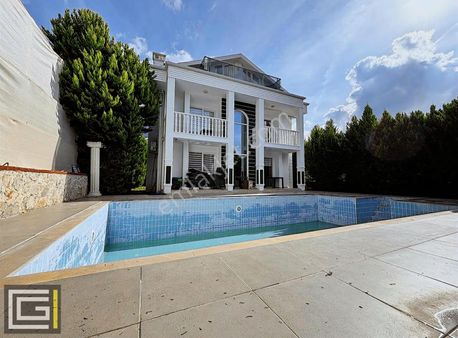 Ovacık Mahallesinde Müstakil Havuzlu Ve Otoparklı Satılık Villa
