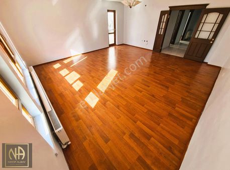 Esertepe'de Cadde Yakını Ara Kat Masrafsız Geniş 3+1 Satılık