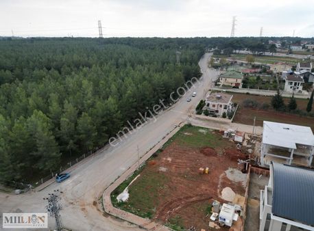 Yalınlı'da Antalya-korkuteli Yoluna 600 Metre Köşe Villa Arsası
