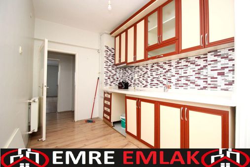 Emre Emlak'tan Mareşal Çakmak'ta 3+1 Arakat Boş Satılık Daire