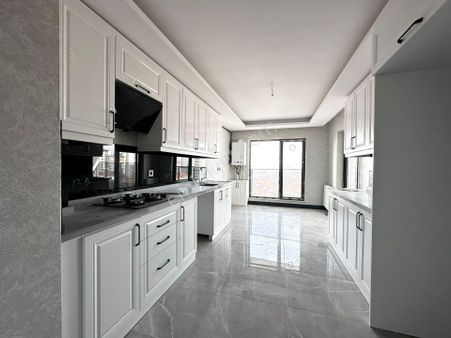 Pursaklar Mehmet Zengin Emlak'tan Otoparklı Çift Banyolu 9.kat 5+1 Ultra Lüks Sitede Daire