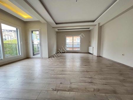 Yeşilyurt Akevler Yakını Asansörlü Otoparklı 3 Balkonlu Arakat