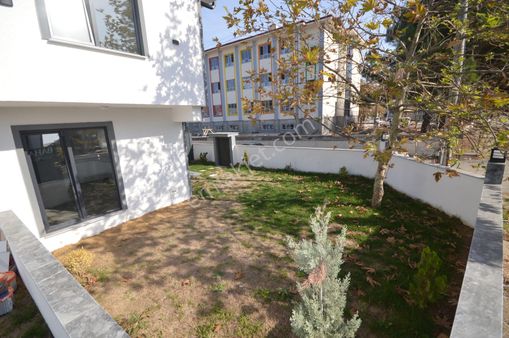 Sakarya Kocaali De Merkez Plajda Köşe Parsel Bahçeli 3+1 Villa