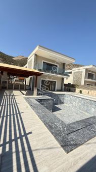 Kuşadası Yavansu Mevkisinde Satılık Müstakil Özel Havuzlu Villa