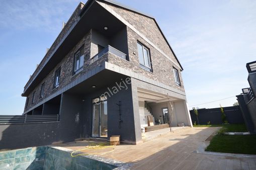 Sakarya Kocaali De Merkez Plaj Da Havuzlu Geniş Bahçeli Şık 3+1 Taş Kaplama