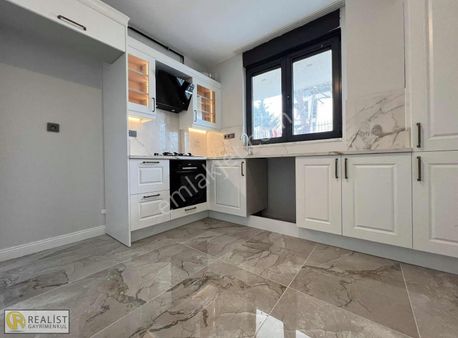 Çengelköy De 3 Bloklu Sitede 2+1 95m2 Satılık Daire