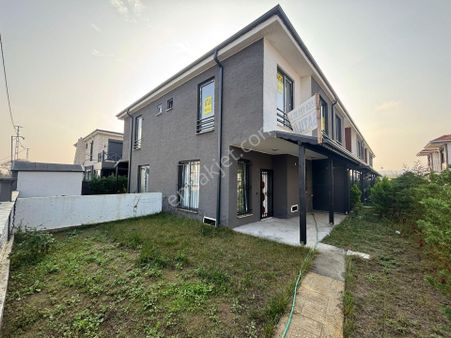 Sakarya Kocaali De Deniz Manzaralı 80 M2 Bahçe Kullanımlı Köşe Parsel Dubleks