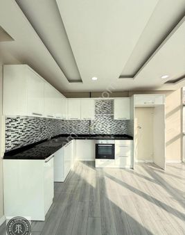 Remint’den Toros Mahallesi Kenan Evren Bulvarı 3*1 Açık Mutfak Çift Banyo Hasarsız Satılık Daire!!!