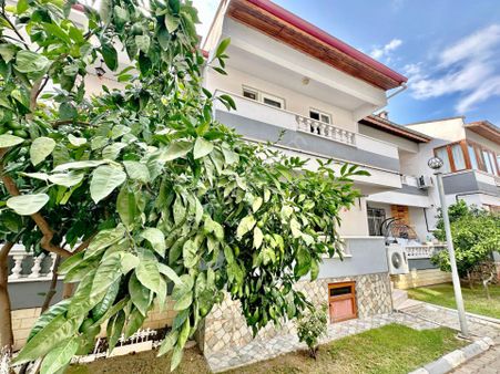 Akçay'da Aygül'den Nezih Site İçi Geniş Bahçe Kullanımlı Ayrı Mutfak Satılık Acil 3+1 Müstakil Villa