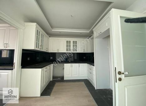 Mezitli Akdeniz Mahalesin'de Merkezi Konumlu Kiralık 5+1 Daire