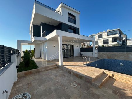 Didim Efelerde Havuzlu Otoparklı 3+1 Villa