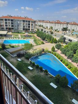 Konakkale Sitesinde Havuz Manzaralı Satılık 2+1 Balkonlu Daire