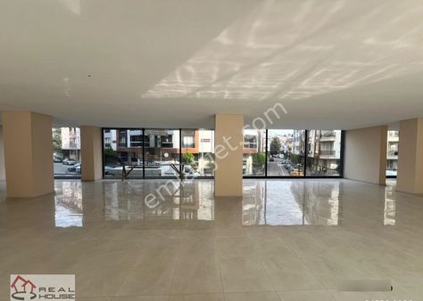 Yenibosna Merkez Mah. 620 M² Kdv Avantajlı Kiralık Dükkan