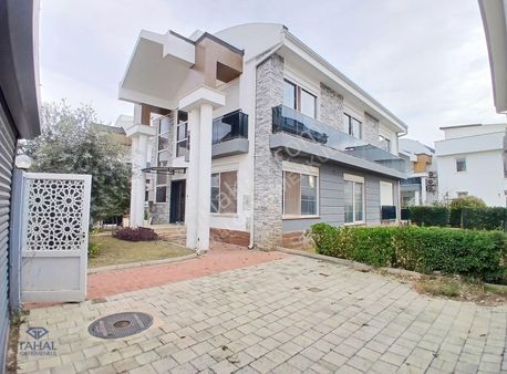 Döşemealtında 300m2 Site İçinde Satılık 4+1 Villa Özel Bahçeli