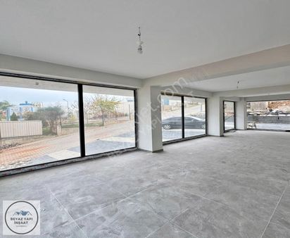 Beyaz Yapıdan Sağlık Bölgesinde Yoğun Lokasyon'da Kiralık Dükkan