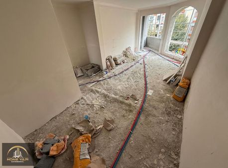 Home'dan Küçükköy'de Cadde Cephe Sıfır 2.kat Daire Efsane Konum.