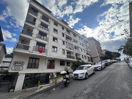 Tamiş'den Küçükyalı Atatürk Caddesinde 6 Yıllk 2.kat Balkonlu2+1