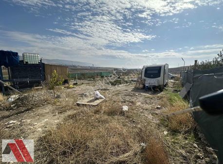 Sümbüller'den Emirceoğlu Üstünde Çekme Karavanlı Kurulu Bahçe