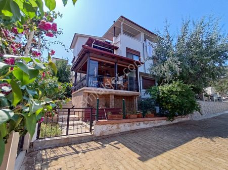 Akbük Merkezde Satılık 5+1 Bahçeli Yazlık