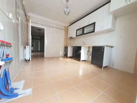 Kanunide Ana Cadde Yakını Ara Katta Asansörlü Geniş 3+1 Kiralık Daire