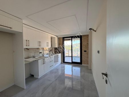 Kuşadası'nda Deniz Manzaralı 2+1 Kapalı Mutfaklı Satılık Daire