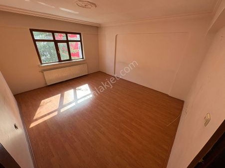 Malazgirt Mh 3+1 Katta Caddeye Yakın Çift Balkonlu Kiralık Daire