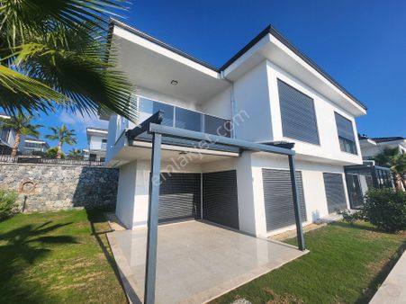 Havuzlu Site De 3+1 Sıfır Satılık Villa