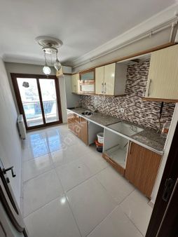 Zeki Emlak'tan Muradiye'de Satılık 3+1 Ayrı Mutfak,arakat Daire