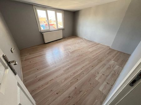 Sultançiftliği Mahallesi 2+1 100 M2 Kiralık Temiz Çatı Katı Daire Tramvaya Yakın
