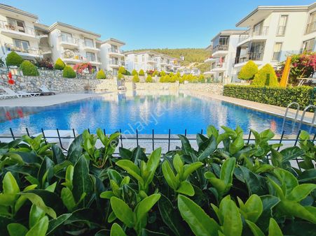 Aydın Akbük'te Satılık Havuzlu Site İçerisinde Müstakil Gibi Bahçe Katı 1+1 Eşyasız Daire