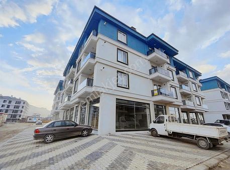 Uydukent-selçuklu Mah.'de Devlet Hast. Yakın Sıfır 113m² Dükkan