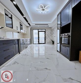 Keçiören'de 160 M2 Giyinme Odalı Ana Caddeye 1 Sk Masrafsız 4+1