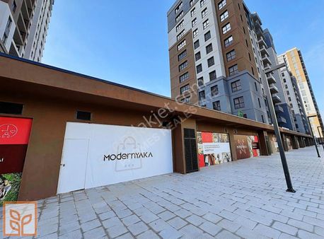 Modern Yaka Tek Yekili Kiralama Ofisinden Ön Cephe Dükkan