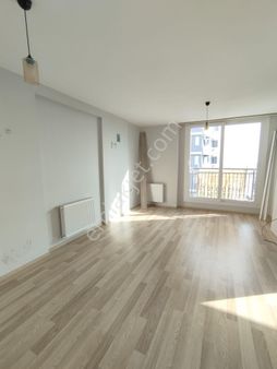 Kenan Evren Bulvarında 3+1 Giyinme Odalı Ebeveyn Banyolu Doğalgazlı Lüks Daire