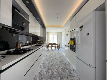 Pursaklar Mehmet Zengin Emlak'tan Kapalı Otoparklı Çift Banyolu 1.kat 4+1 Ultra Lüks Sitede Daire