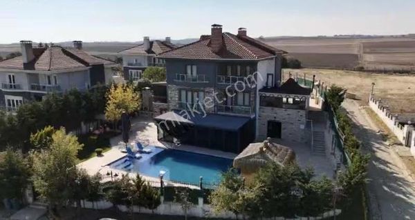 Çatalca Dost Kent Villaların'da 7+2 1300 M2 Eşyalı Tripleks