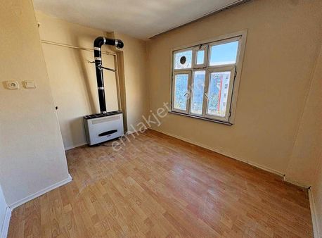 Mahmutbey'de 70m2 2+1 Kiralık Daire Doğalgaz Sobalı