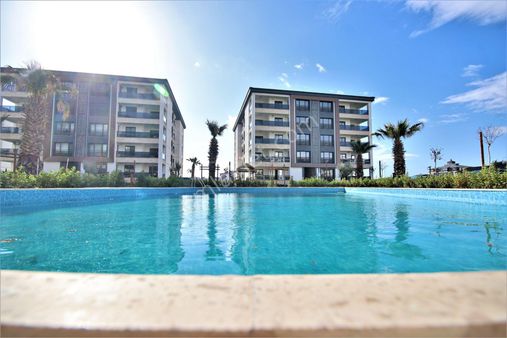 Burhaniye Ören'de Aygül'den Nezih Site İçi Havuzlu Güvenlikli Otoparklı Ultra Lüks 1+1 Satılık Daire