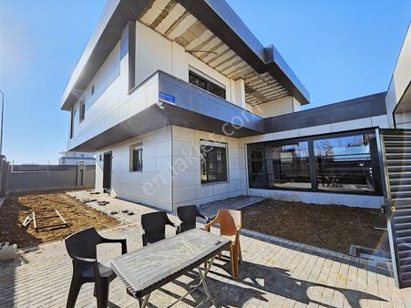 !..şehirgösterende Kış Bahçeli Peyzajlı Lüks Tripleks Villa..!