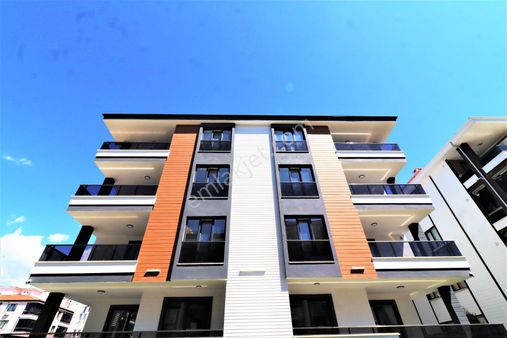 Aygül'den Akçay'da Sıfır Ön Cephe Ara Kat Doğalgazlı Asansörlü Kapalı Otoparklı 1+1 Satılık Daireler